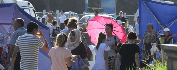 Горожане в жаркий день на улицах Ташкента Горожане в жаркий день на улицах Ташкента - Sputnik Ўзбекистон