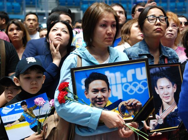 Тысячи людей пришли проститься с фигуристом Денисом Теном - Sputnik Узбекистан