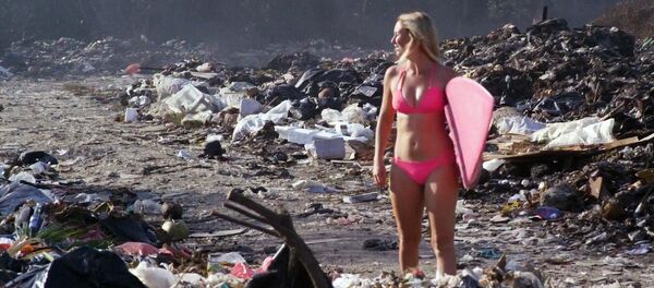Элисон Тил призывает жителей планеты бороться с загрязнениями /отходами, убивающими окружающую среду Элисон Тил призывает жителей планеты бороться с загрязнениями /отходами, убивающими окружающую среду - Sputnik Ўзбекистон
