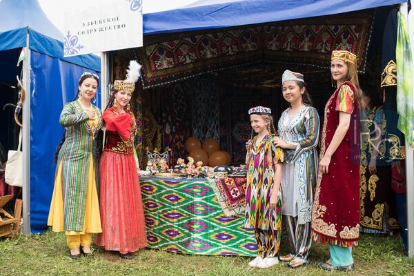 Посетителей Фестиваля развлекали выступлениями на шести сценах, каждая из которых представляла собой одну из частей света.  - Sputnik Узбекистан