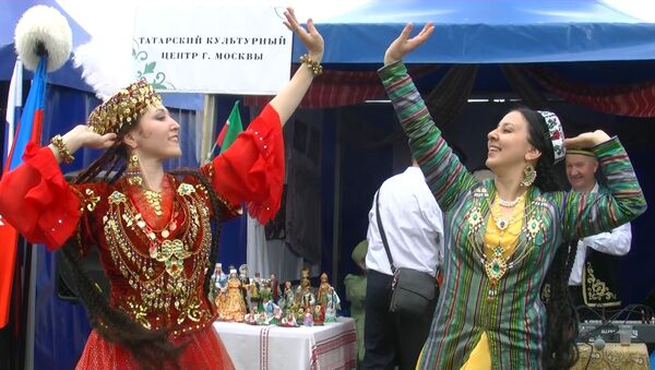 Узбекский народный танец на празднике Сабантуй в Москве - Sputnik Узбекистан