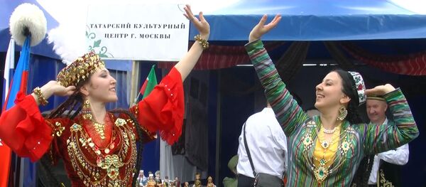 Узбекский народный танец на празднике Сабантуй в Москве - Sputnik Узбекистан