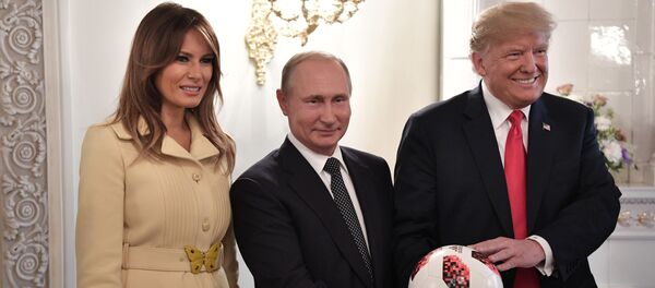 Президент РФ Владимир Путин и президент США Дональд Трамп (справа) с супругой Меланьей с мячом чемпионата мира 2018 по футболу во время встречи в Хельсинки. - Sputnik Узбекистан
