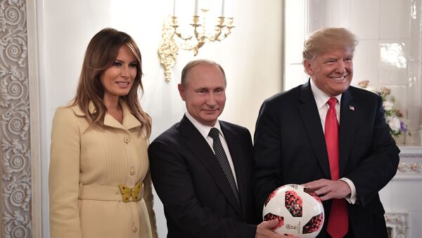 Президент РФ Владимир Путин и президент США Дональд Трамп (справа) с супругой Меланьей с мячом чемпионата мира 2018 по футболу во время встречи в Хельсинки. - Sputnik Узбекистан