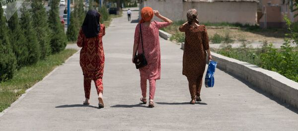 Девушки на улице Пенджикента, архивное фото - Sputnik Узбекистан