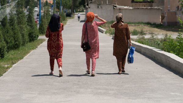 Девушки на улице Пенджикента, архивное фото - Sputnik Узбекистан