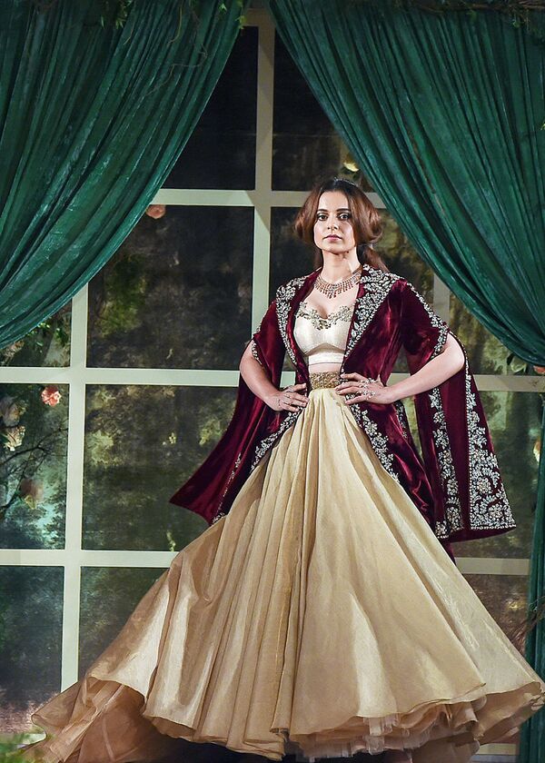 В показе приняла участие актриса Болливуда Кангана Ранаут, она продемонстрировала элегантный и яркий наряд, сочетающий черты Запада и Востока - Sputnik Узбекистан