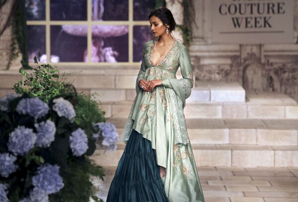 Индийские дизайнеры показали как современные наряды, так и напоминающие о былых временах широкополые платья - Sputnik Узбекистан