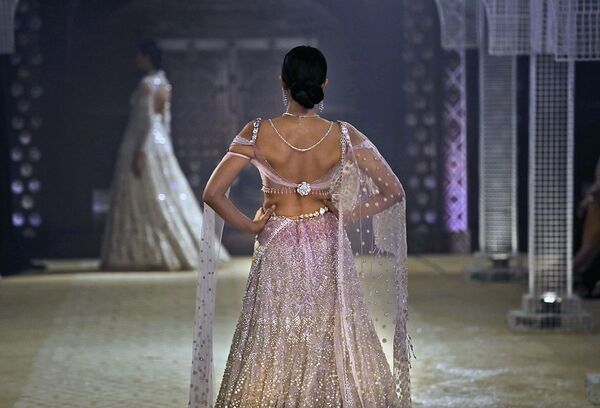 Модели демонстрируют творения индийского дизайнера Таруна Тахилиани во время Недели Моды в Нью-Дели. Нью-Дели, 25 июля - Sputnik Узбекистан