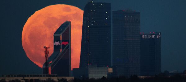 Полнолуние над Московским международным деловым центром Москва-Сити Полнолуние над Московским международным деловым центром Москва-Сити - Sputnik Узбекистан