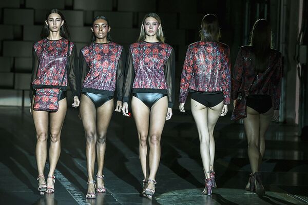 Модели представляют коллекцию испанского дизайнера Custo Barcelona, во время колумбийской недели Моды в Медельине. - Sputnik Узбекистан