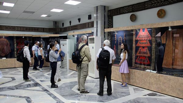 Посетители выставки в музее им. Савицкого в Нукусе - Sputnik Узбекистан