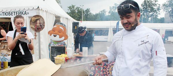 Повар Фарух Улугжанов на фестивале Taste of Moscow - Sputnik Узбекистан