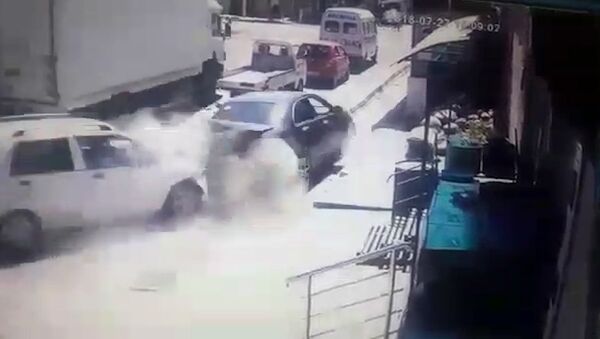 Грузовик без тормозов протаранил 7 авто в Оше, есть пострадавшие — видео - Sputnik Ўзбекистон
