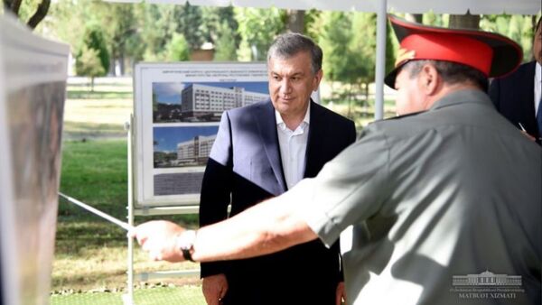  Шавкат Мирзиёев посетил Центральный военный клинический госпиталь Министерства обороны - Sputnik Узбекистан