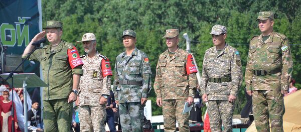 Участники команд в дисциплине Мастер-оружейник на АрМИ-2018 - Sputnik Узбекистан