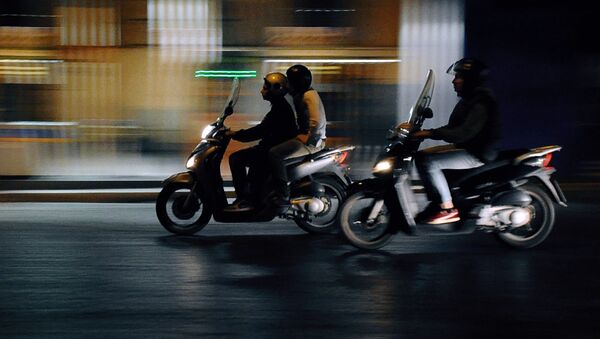 Мотоциклы едут по ночному городу - Sputnik Ўзбекистон