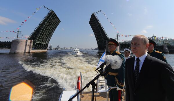 Президент РФ В. Путин посетил Главный военно-морской парад - Sputnik Узбекистан