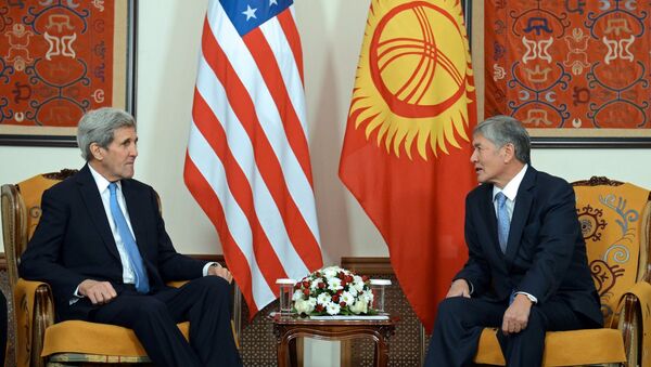 Встреча госсекретаря США Джона Керри и президента Кыргызстана Алмазбека Атамбаева - Sputnik Узбекистан