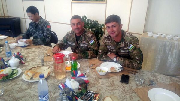Военнослужащие ВС РУз во время приема пищи - Sputnik Узбекистан