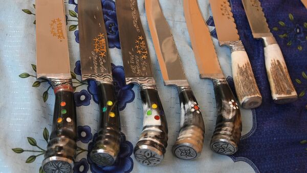Изготовление чустских ножей в семейной мастерской - Sputnik Узбекистан