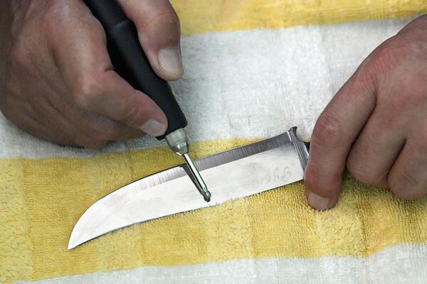 Сам процесс изготовления ножа на вид кажется ничем не примечательным, но многое зависит от качества материалов и сноровки мастера.  - Sputnik Узбекистан