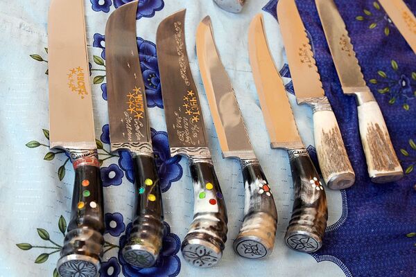 Ножи из Чуста продаются далеко за пределами Узбекистана. Договоры заключены с Россией, Казахстаном, Таджикистаном, Афганистаном, США и другими странами.  - Sputnik Узбекистан
