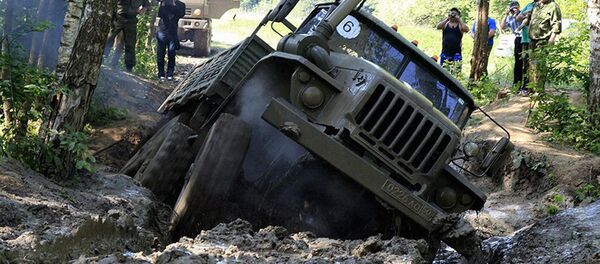 Автомобиль Урал преодолевает препятствие - Sputnik Узбекистан