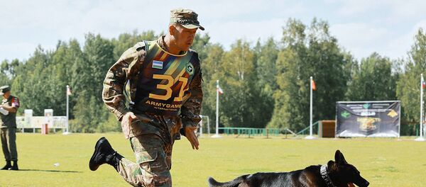Военнослужащий ВС РУз во время состязания кинологов на конкурсе Верный друг АрМИ-2018 Военнослужащий ВС РУз во время состязания кинологов на конкурсе Верный друг АрМИ-2018 - Sputnik Ўзбекистон