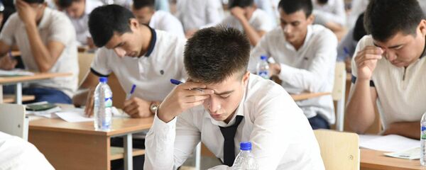 Студенты во время вступительных экзаменов в Узэкспоцентре Студенты во время вступительных экзаменов в Узэкспоцентре - Sputnik Ўзбекистон