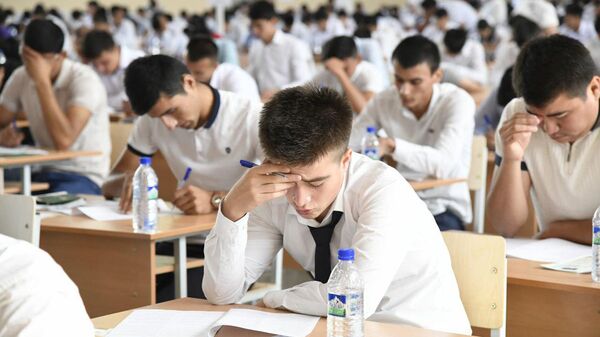 Студенты во время вступительных экзаменов в Узэкспоцентре - Sputnik Ўзбекистон