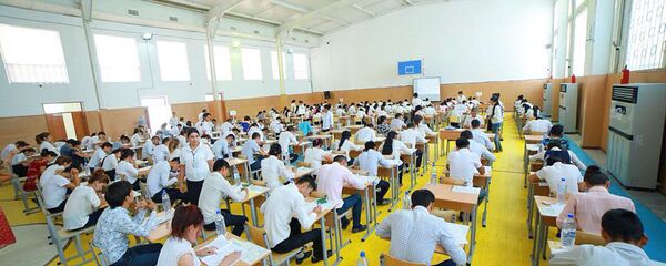 Абитуриенты во время вступительных экзаменов Абитуриенты во время вступительных экзаменов - Sputnik Ўзбекистон