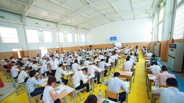 Абитуриенты во время вступительных экзаменов - Sputnik Узбекистан