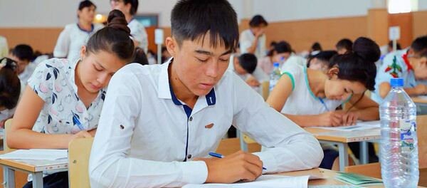 Абитуриенты во время испытательных экзаменов Абитуриенты во время испытательных экзаменов - Sputnik Ўзбекистон