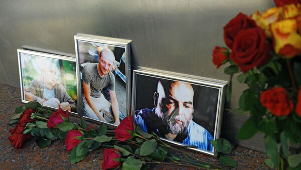 Цветы у Дома журналиста в память о троих убитых в Центральноафриканской Республике журналистах - Sputnik Узбекистан