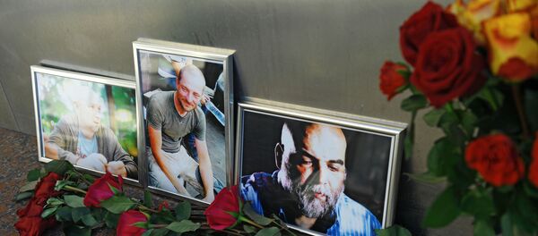 Цветы у Дома журналиста в память о троих убитых в Центральноафриканской Республике журналистах - Sputnik Узбекистан