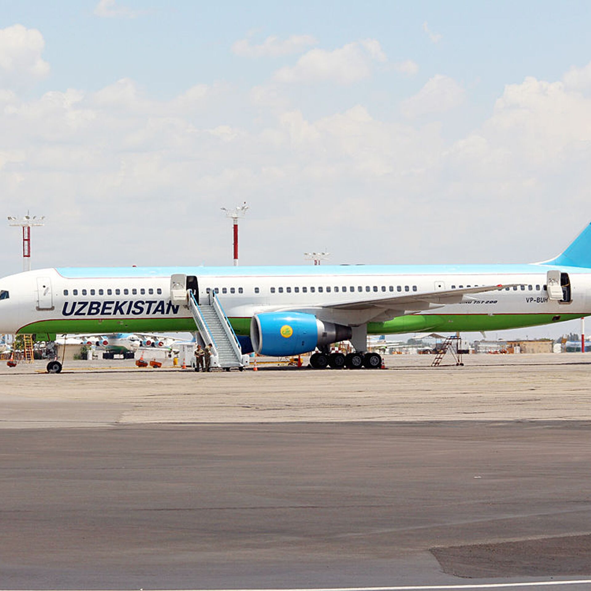 Сайт узбекистанских авиалиний. Боинг 757 узбекские авиалинии. Боинг 787 Узбекистон хаво йуллари. Авиакомпания Узбекистан. Бойн 757. Аэропорт Домодедово Uzbekistan Airways.
