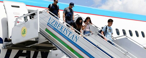 Пассажиры спускаются по трапу в аэропорту Ташкента Пассажиры спускаются по трапу в аэропорту Ташкента - Sputnik Ўзбекистон