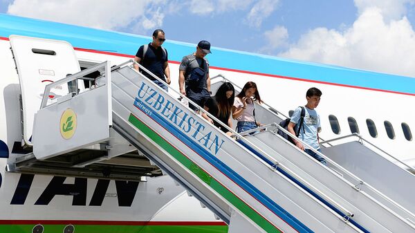 Пассажиры спускаются по трапу в аэропорту Ташкента - Sputnik Ўзбекистон