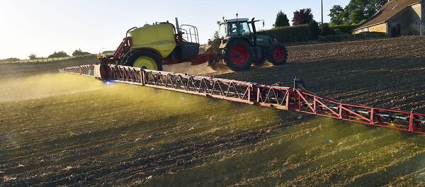 Внесение удобрений в почву Внесение удобрений в почву - Sputnik Узбекистан