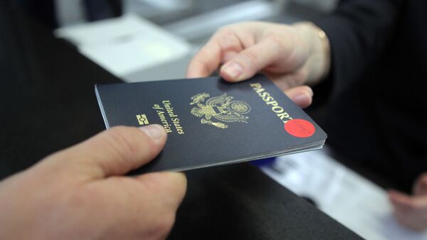 Пассажир предъявляет паспорт гражданина США на стойке регистрации в аэропорту города Сочи. - Sputnik Ўзбекистон