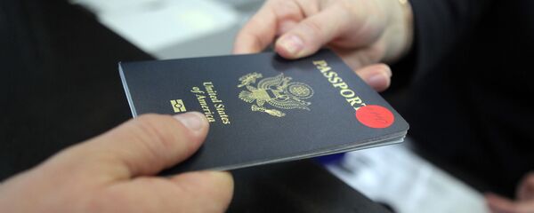 Пассажир предъявляет паспорт гражданина США на стойке регистрации в аэропорту города Сочи. - Sputnik Узбекистан