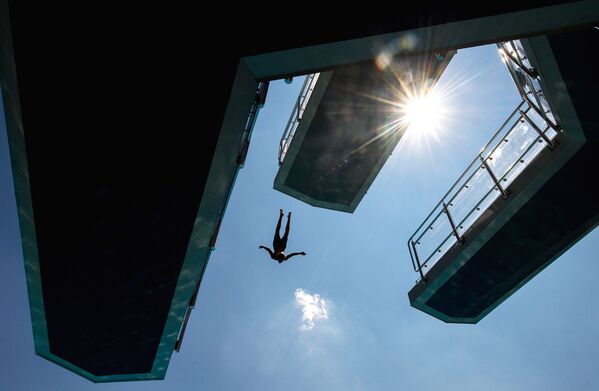 Мужчина прыгает с вышки в воду - Sputnik Узбекистан