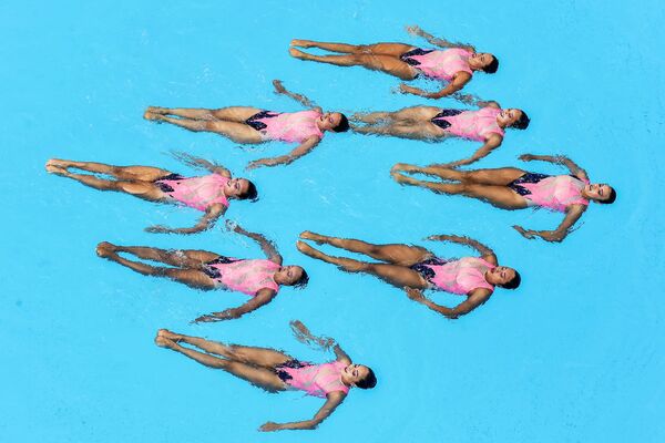 Девушки из Колумбии участвуют в программе женского синхронного плавания во время Центральноамериканских и Карибских игр  - Sputnik Узбекистан