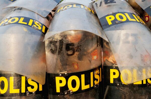 Полицейские используют щиты во время антитеррористических учений в преддверии предстоящих Азиатских игр в Джакарте, Индонезия - Sputnik Узбекистан