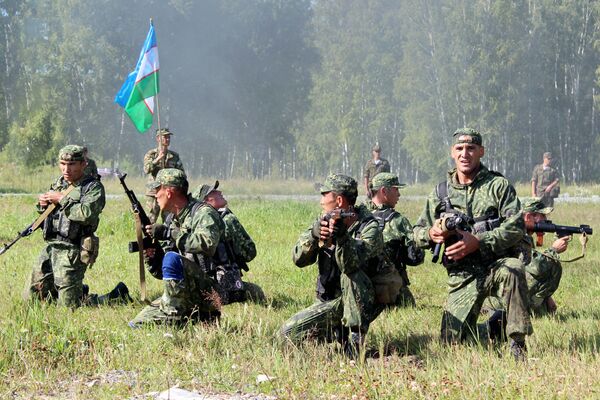 Узбекские военнослужащие во время конкурса Тропа разведчика - Sputnik Узбекистан
