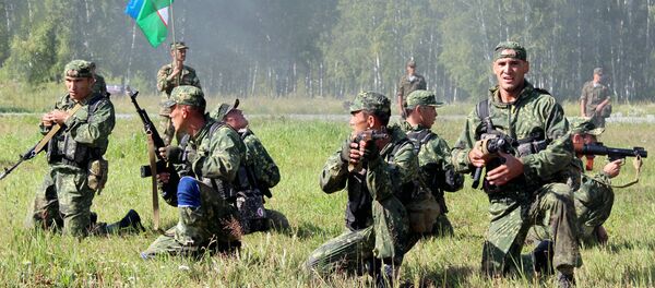 Узбекские военнослужащие во время конкурса Тропа разведчика Узбекские военнослужащие во время конкурса Тропа разведчика - Sputnik Узбекистан