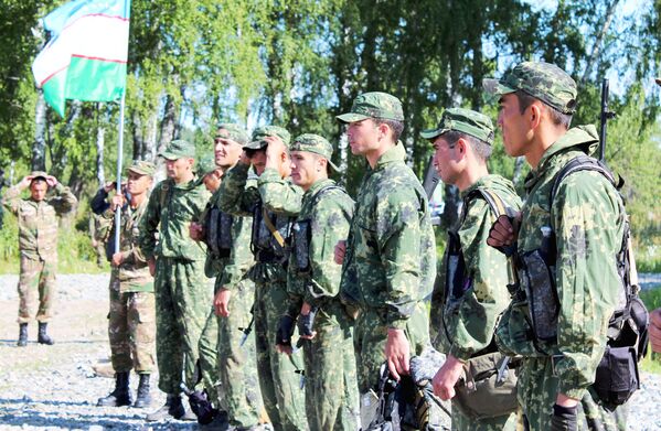 Узбекские военнослужащие во время конкурса Тропа разведчика  - Sputnik Узбекистан