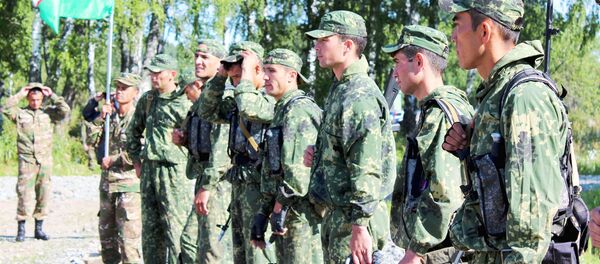 Узбекские военнослужащие во время конкурса Тропа разведчика  - Sputnik Узбекистан