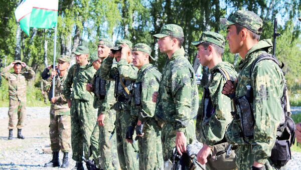 Узбекские военнослужащие во время конкурса Тропа разведчика  - Sputnik Узбекистан